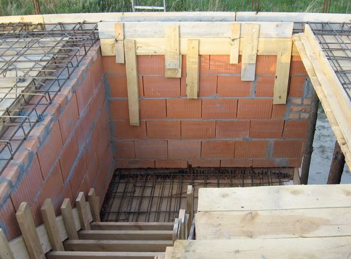 Wylewane schody dwubiegowe - widoczny szalunek górnego biegu i zbrojenie spocznika