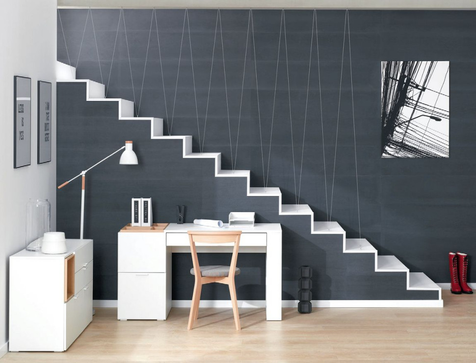 Schody dywanowe z zabudową pod nimi i balustradą ze stalowych linek