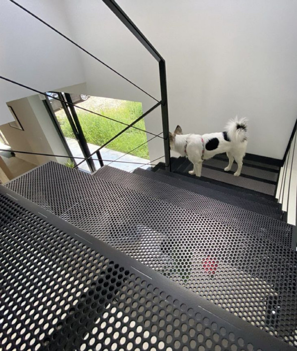 Perforowana blacha stalowa to modny materiał na stopnie schodowe do wnętrz urządzonych w stylu loftowym