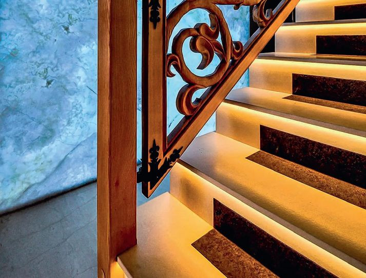 Schody z podświetleniem listwami LED pod stopniami