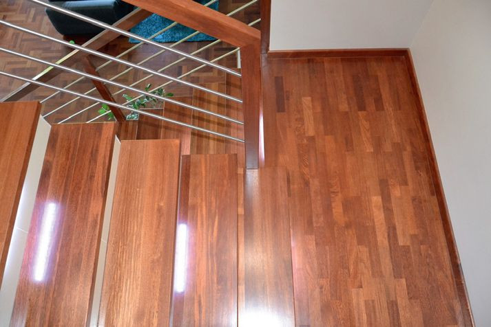 Schody z listwami LED w stopniach