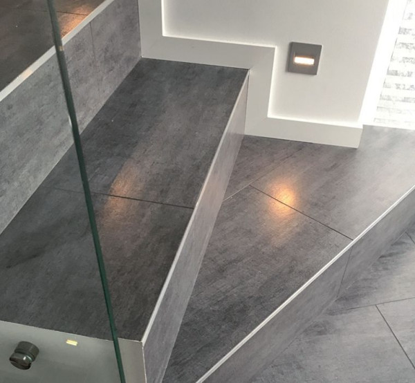 Schody z punktami świetlnymi w ścianie