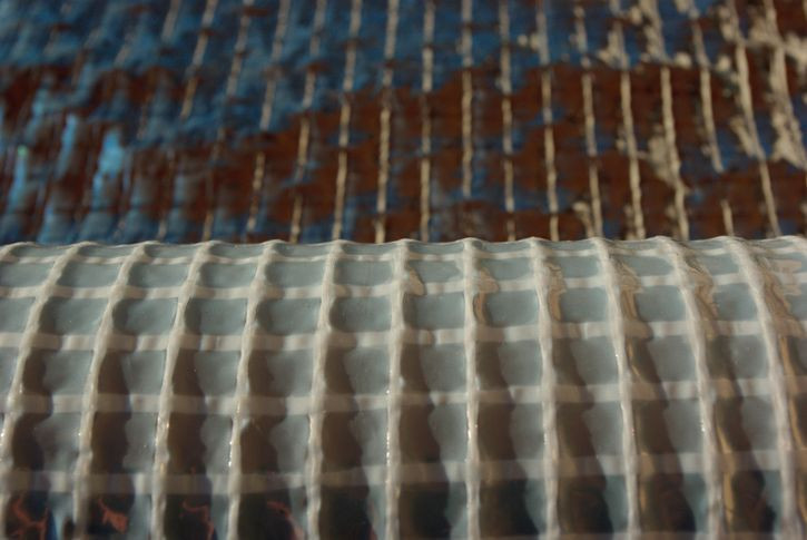 Gęsta siatka zbrojąca nadaje folii wytrzymałość. Folia rozciąga się też znacznie mniej od zwykłej