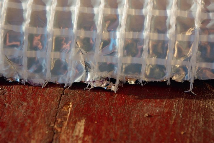 Folia polietylenowa, aluminium i siatka zbrojąca są ze sobą ściśle zespolone