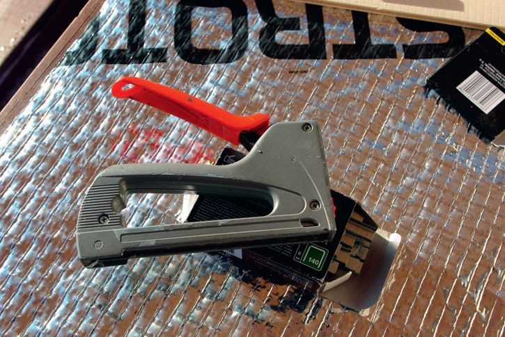 Dobry zszywacz i szerokie zszywki to zwykle podstawowe narzędzia do mocowania folii