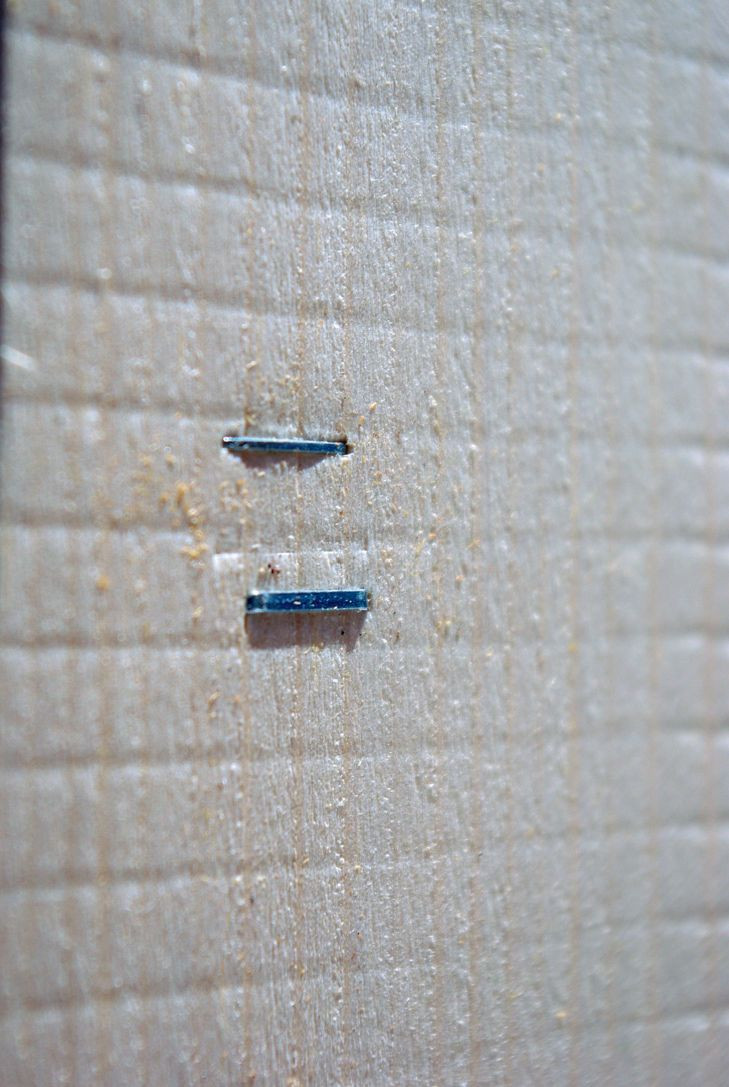 Różnica pomiędzy wąskimi i szerokimi zszywkami może wydawać się niewielka. Jednak do mocowania folii zdecydowanie lepiej używać tych szerokich