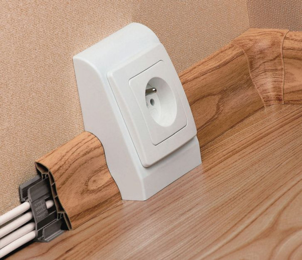 Przewody elektryczne ukryte za listwami przypodłogowymi