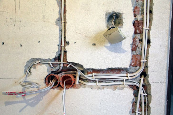 Przewody instalacji elektrycznej w ścianie