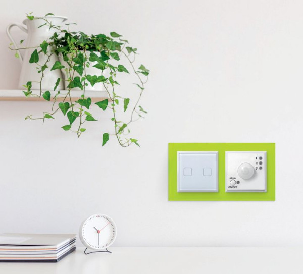 Ramka z półprzezroczystego barwionego szkła, a w niej osprzęt modułowy