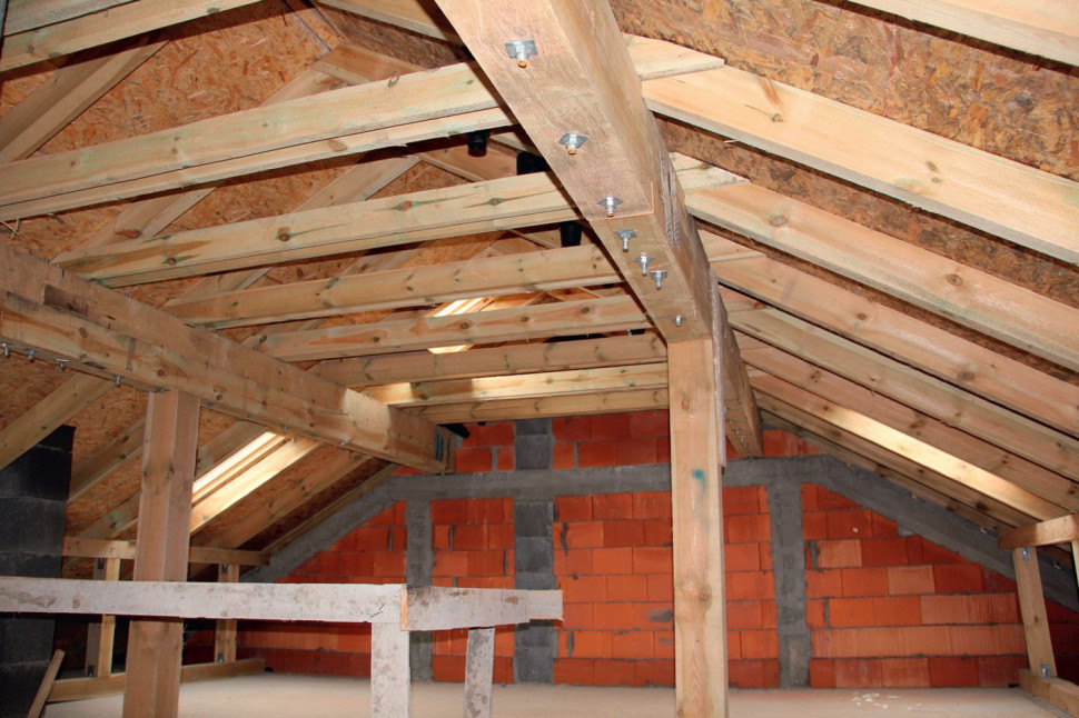 Tradycyjna więźba dachowa z deskowaniem z płyt OSB