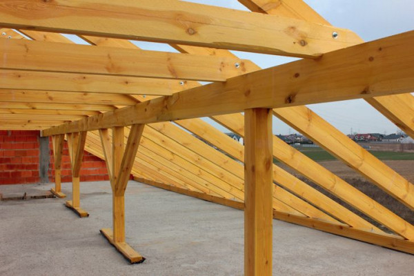 Słupy, które występują w konstrukcji płatwiowo-kleszczowej, utrudniają zagospodarowanie poddasza