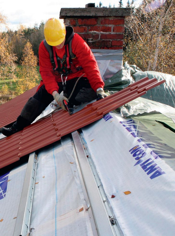 Montowanie pokrycia z blachy na dachu