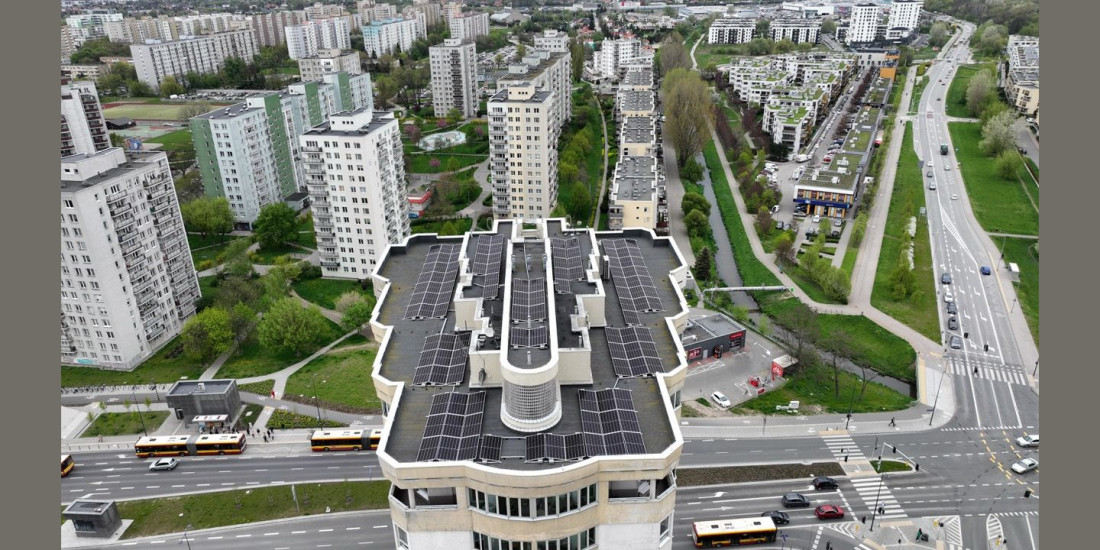 Instalacja fotowoltaiczna OzeBUD 50 kW na dachu budynku wielorodzinnego w Warszawie