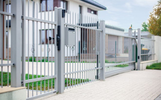 Ogrodzenie posesji: jak mądrze wybrać i nie przepłacić?