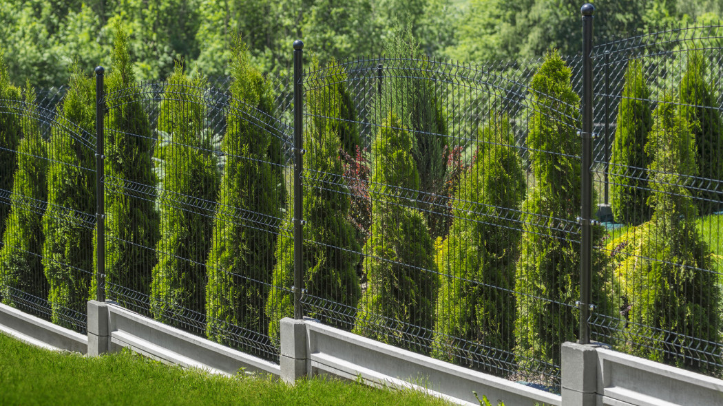 Więcej niż siatka: poznaj zalety ogrodzeń panelowych stalowych