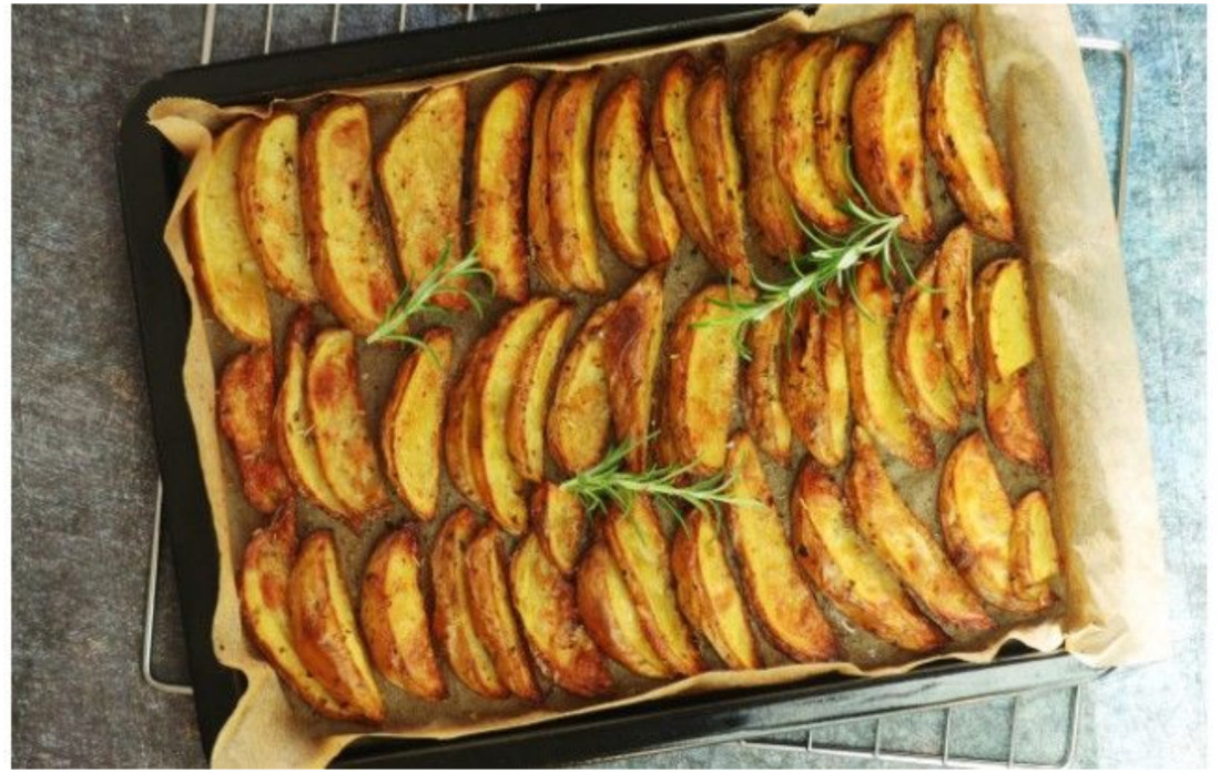 Jak upiec ziemniaki, aby były chrupiące z zewnątrz i miękkie w środku?