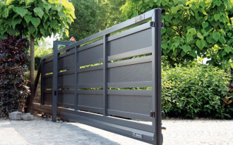 Brama wjazdowa: przesuwna czy skrzydłowa? Jak wybrać idealną bramę?