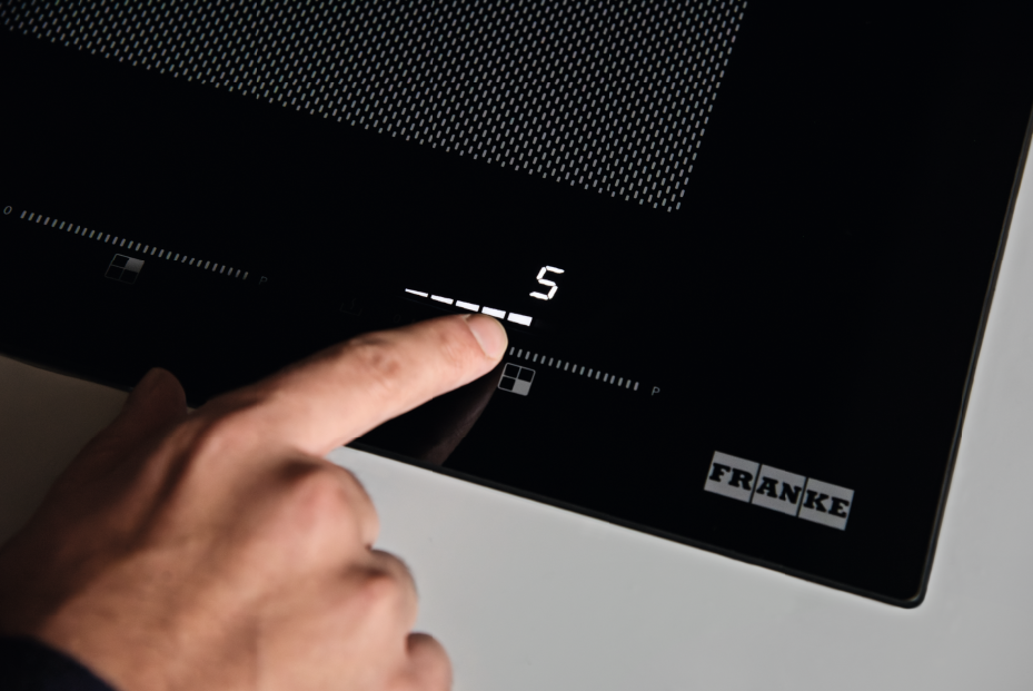 Okap uruchamia się automatycznie po włączeniu płyty i dostosowuje moc pochłaniania do poziomu intensywności jej pracy.