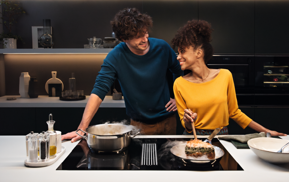 Wydajny okap usuwa zapachy i cząstki tłuszczu bezpośrednio znad naczyń. 