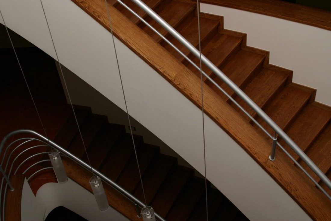 Drewniane schody: lite czy klejone? Poznaj różnice i wybierz idealne rozwiązanie!
