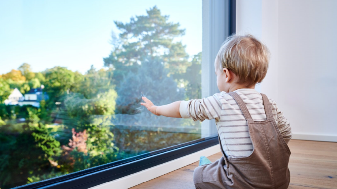 Bezpieczne okna = bezpieczny dom: Jak ochronić najmłodszych?