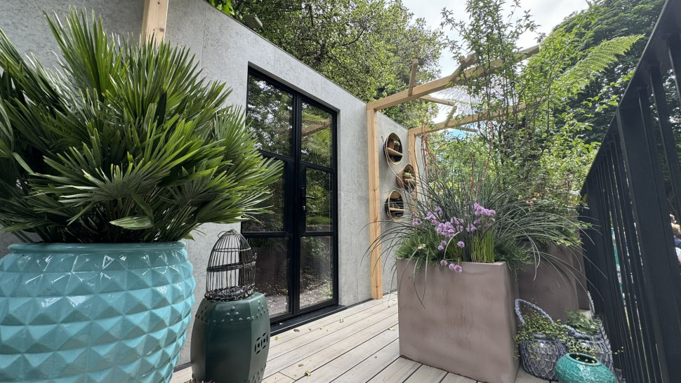 Różnicowanie pojemników balkonowych w ogrodzie pokazowym The Discover More Garden, projektu znanego architekta Paula Hervey Brookes’a, czerpiącym inspiracje z różnych stron świata podczas tegorocznej wystawy Chelsea Flower Show w Londynie