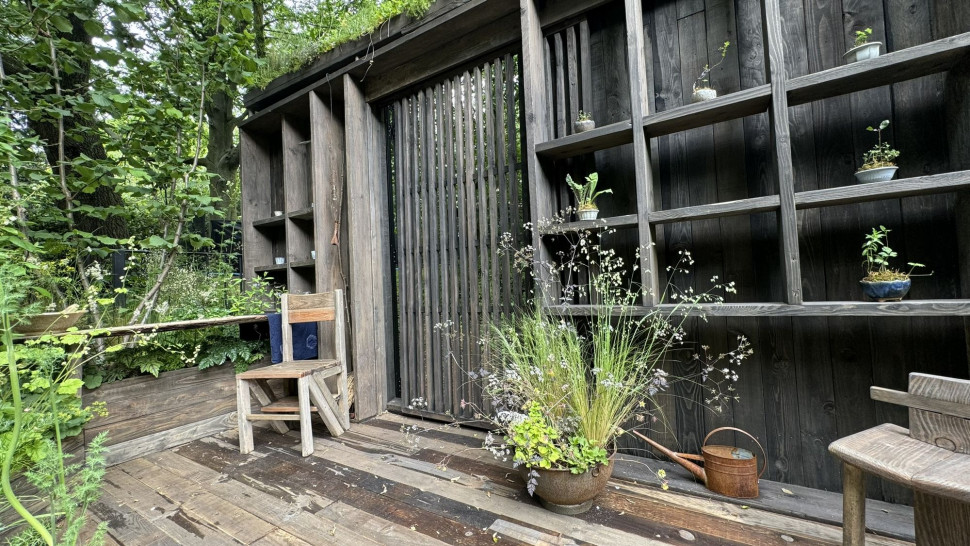 Naturalne i z odzysku elementy wyposażenia w ogrodzie pokazowym Tomie’s Cuisine the Nobonsai Garden projektu Tsuyako Asada, wspierającym filozofię współdziałania wszystkich żyjących organizmów w ekosystemie