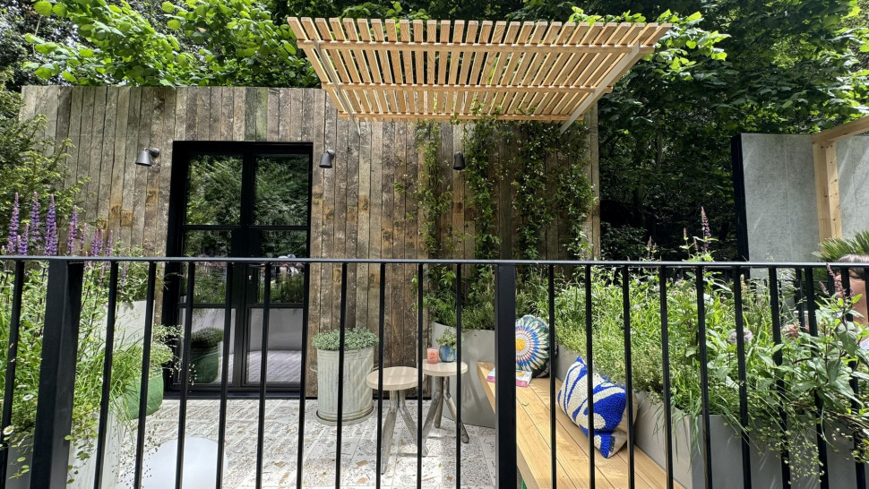 Najcenniejsza nagroda to ta od publiczności. Jasna, przestronna przestrzeń z wspornikową ławką i jasnymi donicami pod ażurową drewnianą pergolą. Jasne deski z odzysku jako tło. Ogród pokazowy Raines Repurposed projektu Thomasa Clarke’a. zdobył największą popularność wśród zwiedzających