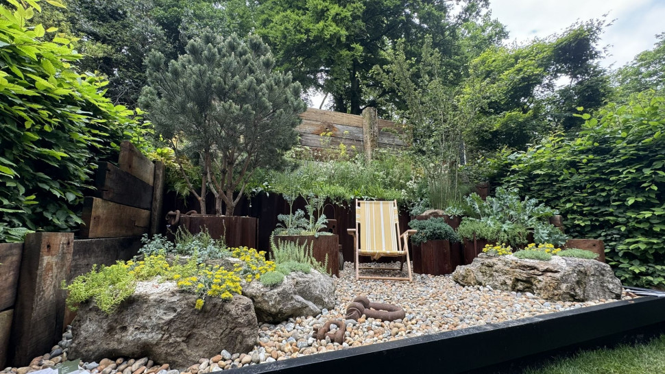 mgr Changing Tides Garden projektu Lucy Mitchell, promujący odporne rośliny, przystosowane do trudnych warunków panujących wzdłuż linii brzegowej morza Wielkiej Brytanii. Tu także prym wiedzie wykorzystanie materiałów z odzysku