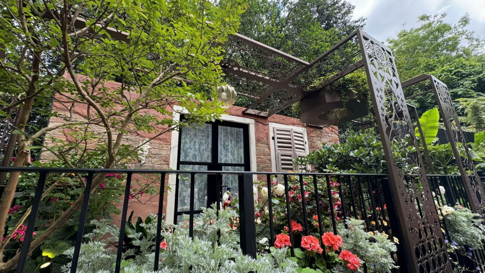 Ogród inspirowany Wenecją, niemal jak obraz także z zewnątrz w ogrodzie pokazowym La Mia Venezia projektu Micheli Trinca, nagrodzonym srebrnym medalem