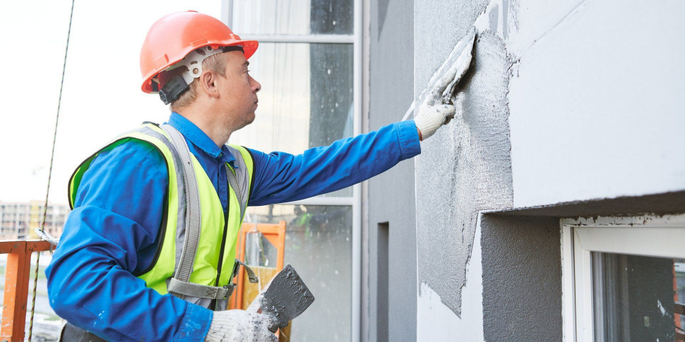 Nakładanie tynku na warstwę ocieplenia z wełny mineralnej w systemie ETICS