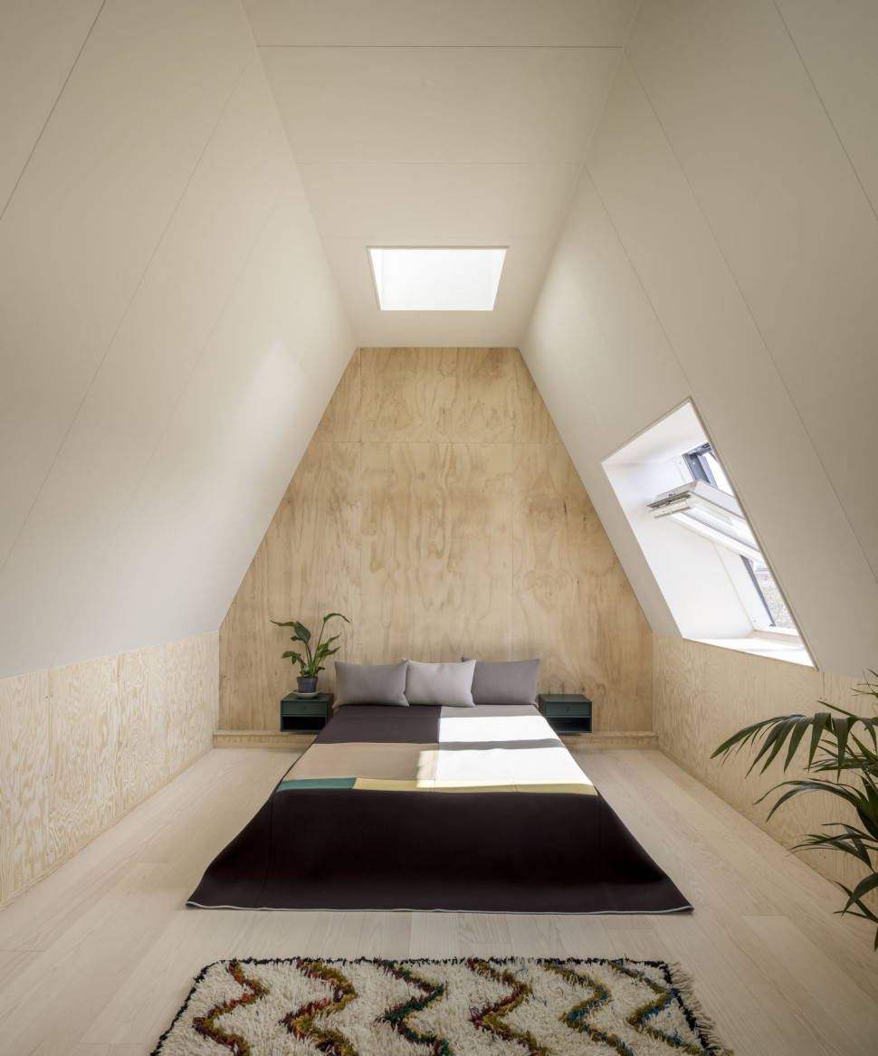 Wnętrze Living Places doświetlone oknami VELUX. fot. Adam Mork