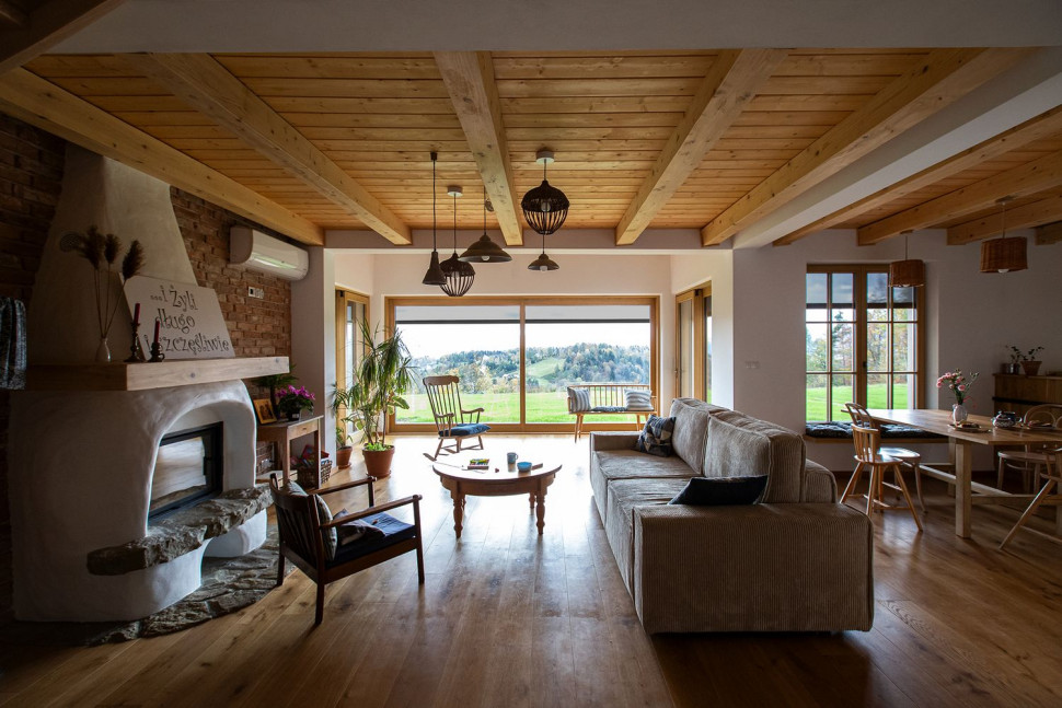 Wielkoformatowa stolarka pionowa FAKRO doświatla wnętrze domu w Limanowej