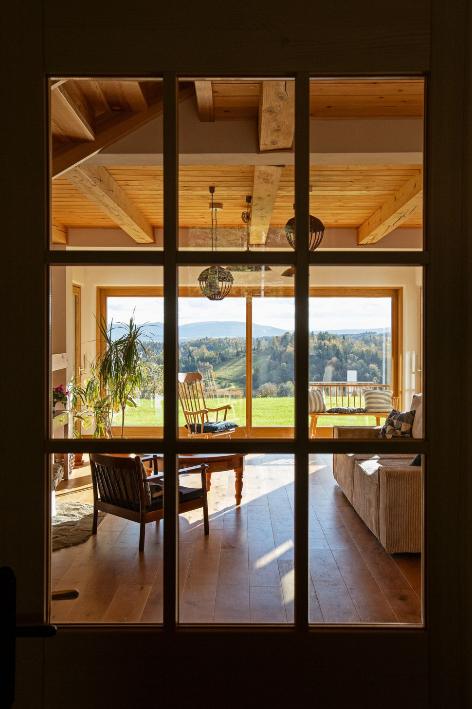 Szprosy w oknach pionowych FAKRO idealnie wpisują się w bryłę i styl domu