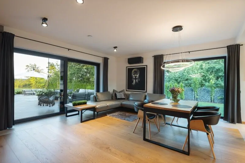 Drzwi przesuwne HST i wielkoformatowe, nieotwierane okno typu fix.