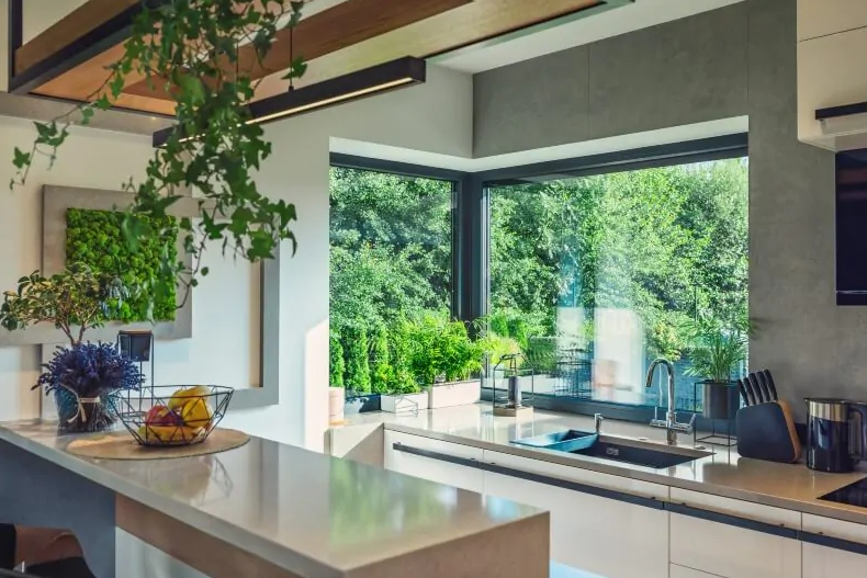 Narożne okno w kuchni.