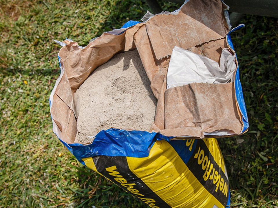 Aby obrzeża ogrodowe stały się mocne i stabilne, musimy przygotować zaprawę