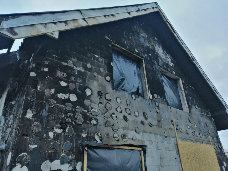 Zdjęcie budynku po pożarze elewacji.