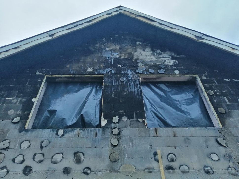 Zdjęcie budynku po pożarze elewacji.