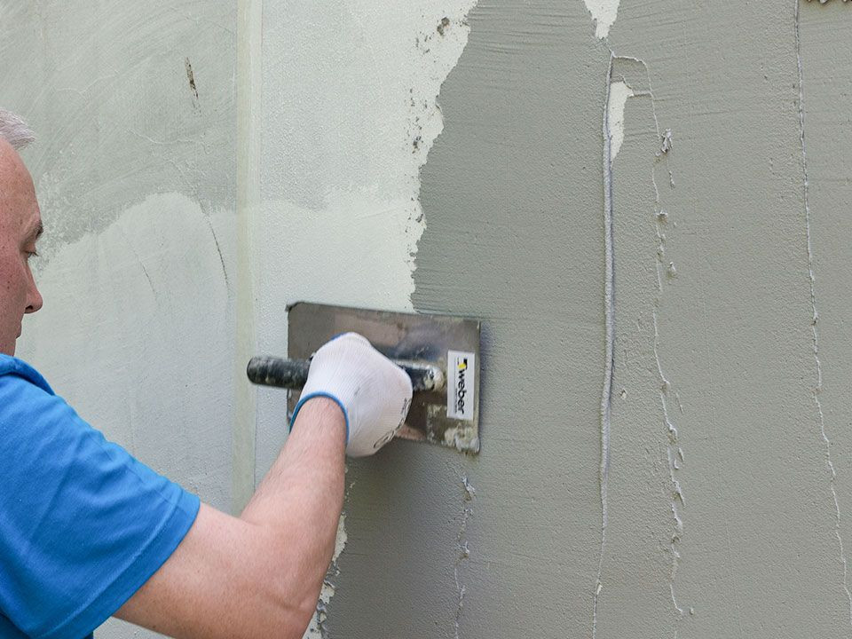 Na zagruntowane podłoże nałóż pierwszą warstwę tynku