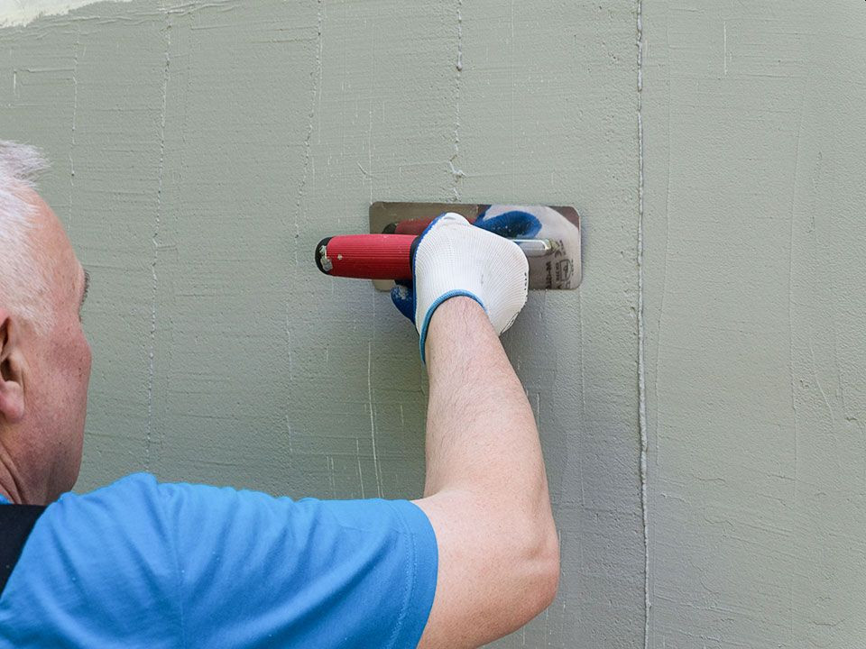 Użyj pacy weneckiej, aby delikatnie wygładzić wszelkie nierówności