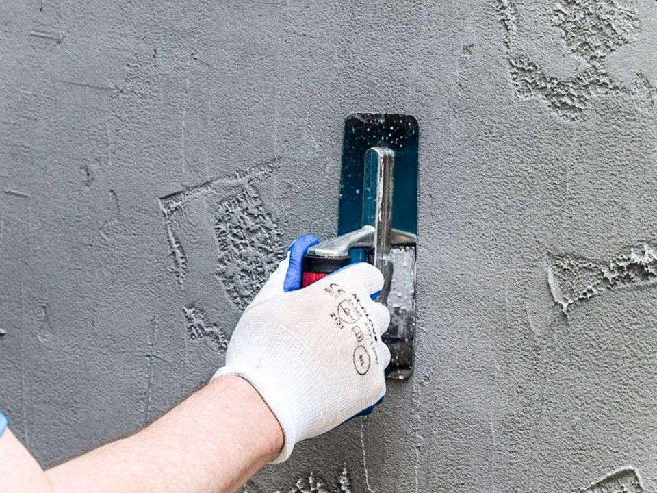 Powierzchnię delikatnie wygładzamy pacą wenecką