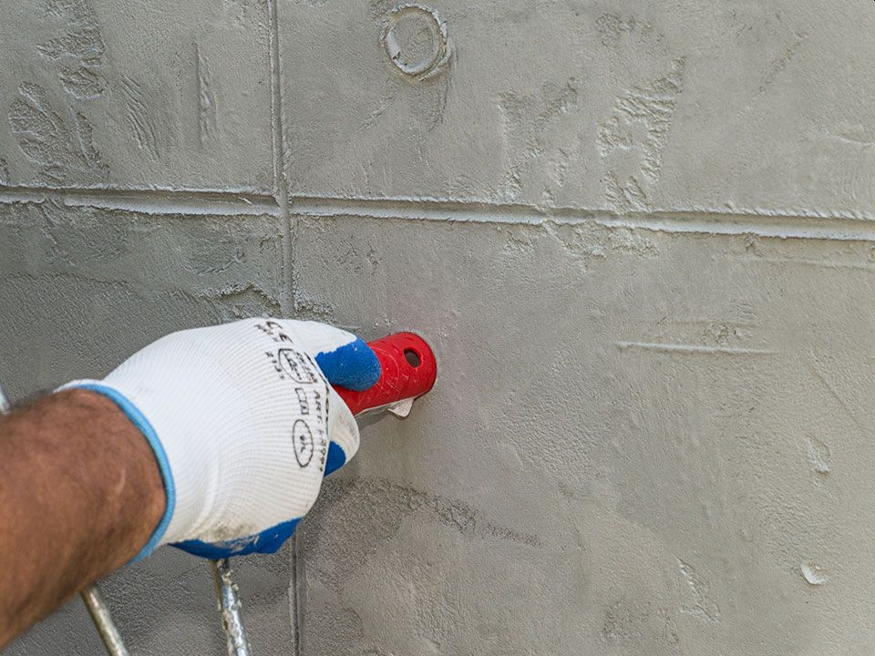 Za pomocą rączki wałka odciśnij na tynku regularne wzory