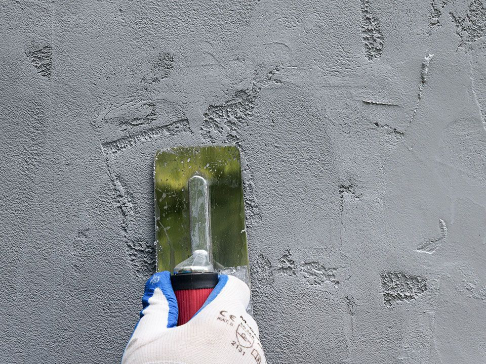 Użyj pacy weneckiej, aby delikatnie wygładzić powierzchnię tynku