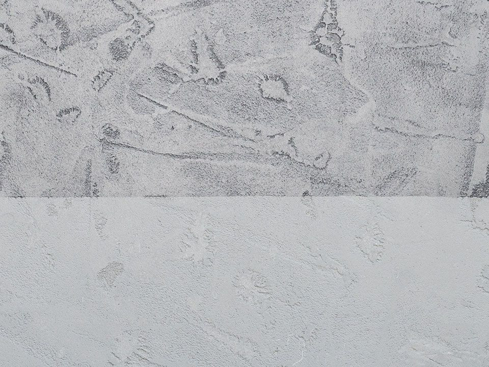 Nałóż bejcę w kolorze szarym, aby wydobyć surowy, industrialny charakter imitacji betonu