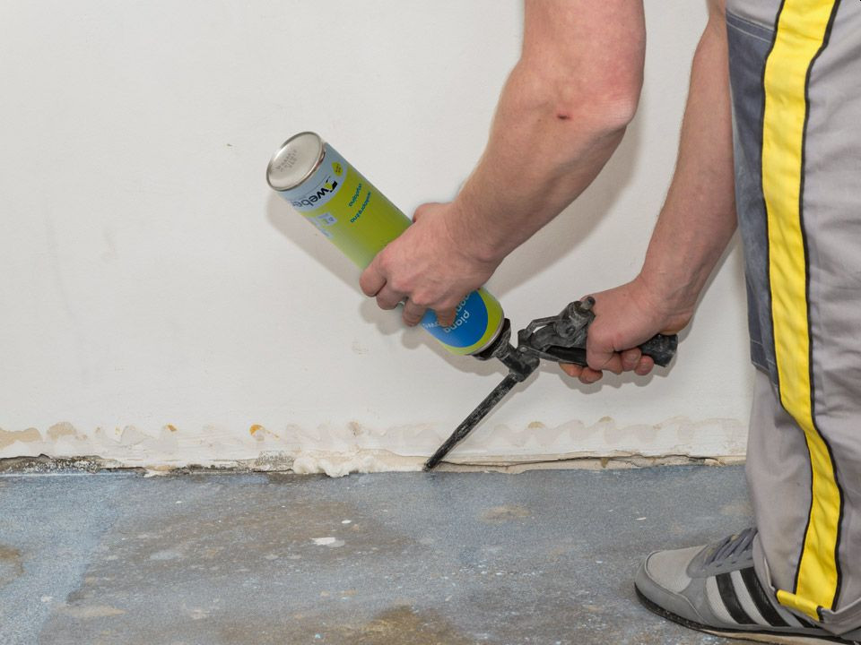 Pianką montażową uszczelnij styk między ścianą a podłoga