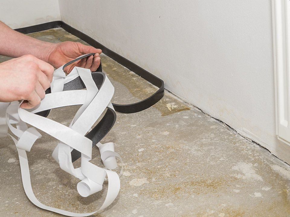 Wokół ścian i słupów wykonaj dylatacje obwodowe