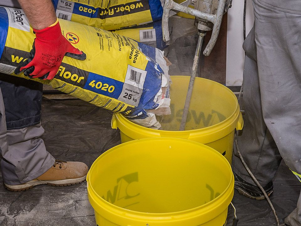 Przygotowuj wybraną zaprawę samopoziomującą