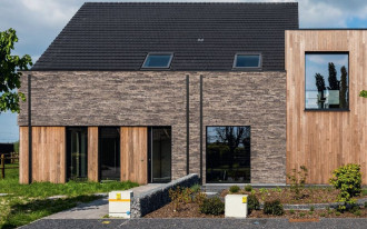 Elewacja z kompozytu lub cegły - nowoczesny design i funkcjonalność