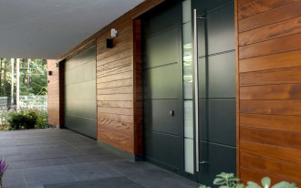 Jakie drewno wybrać na elewację? Sosna, świerk, a może modrzew?